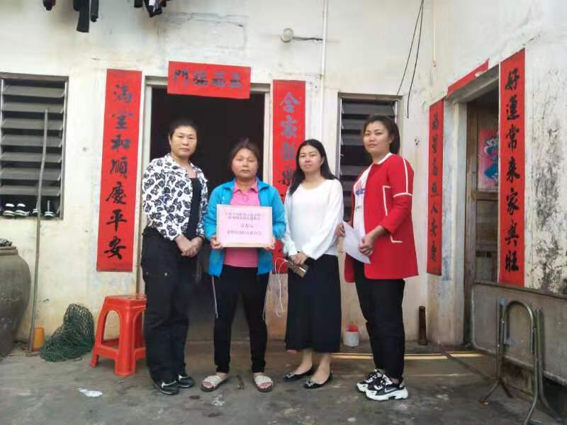 1縣婦聯副主席趙梅為樂民鎮程玉珍發放兩癌救助金.jpg