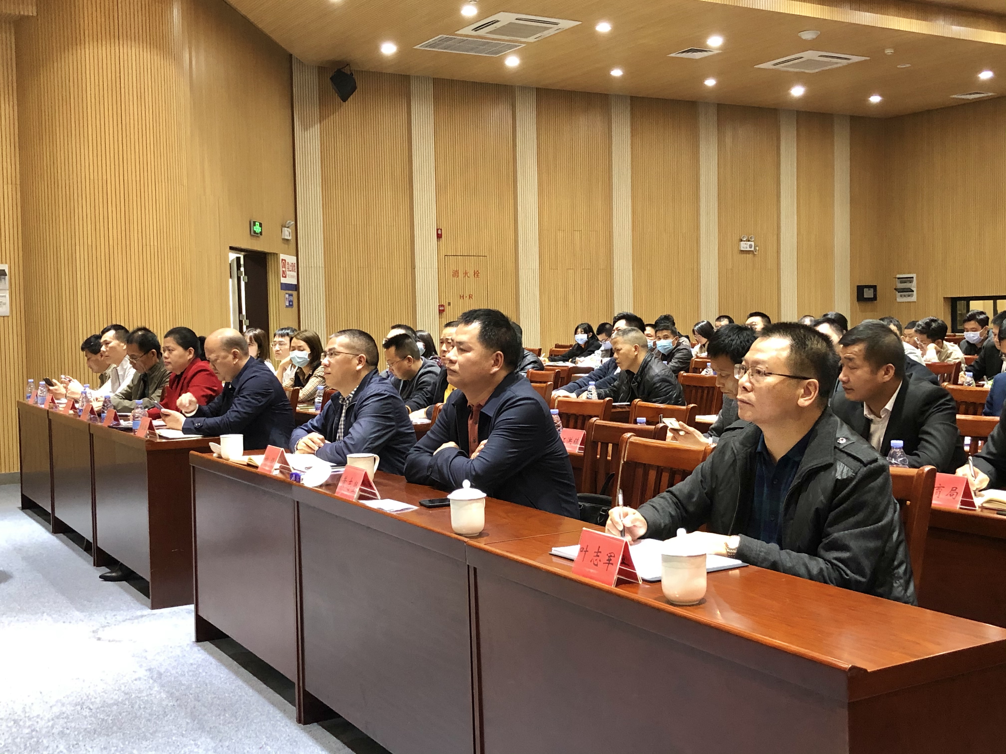 遂溪縣發展和改革局召開遂溪縣地方政府專項債券工作業務培訓會議0323_黃志堅副縣長主持會議.jpg