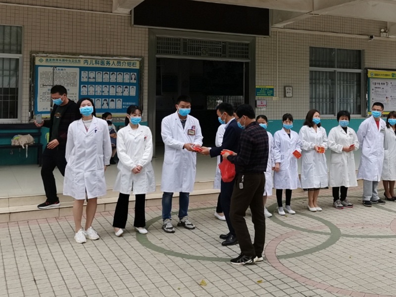 慰問河頭鎮(zhèn)中心衛(wèi)生院堅(jiān)守崗位的醫(yī)護(hù)人員.jpg