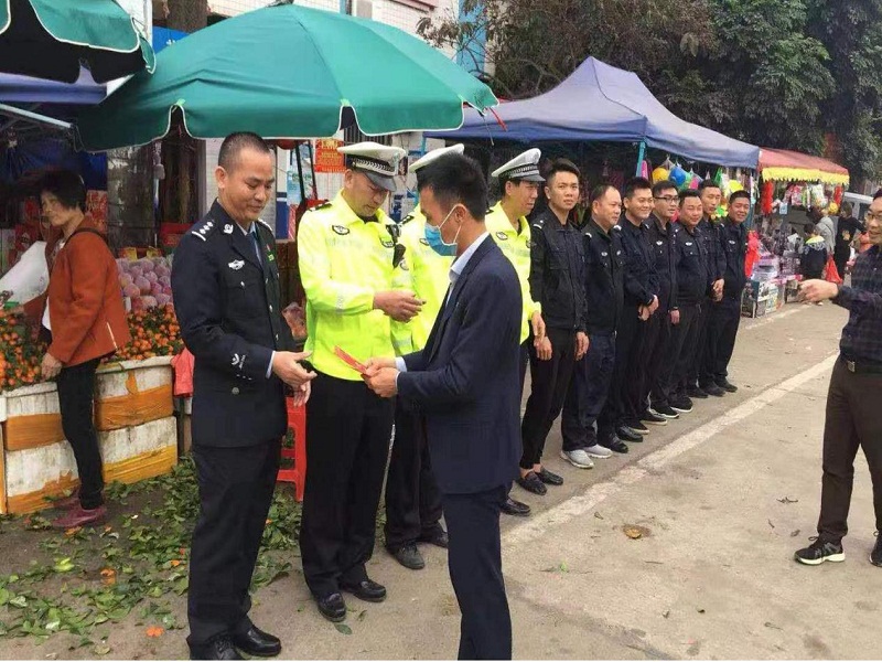 慰問堅(jiān)守崗位的派出所及交警中隊(duì)干警.jpg