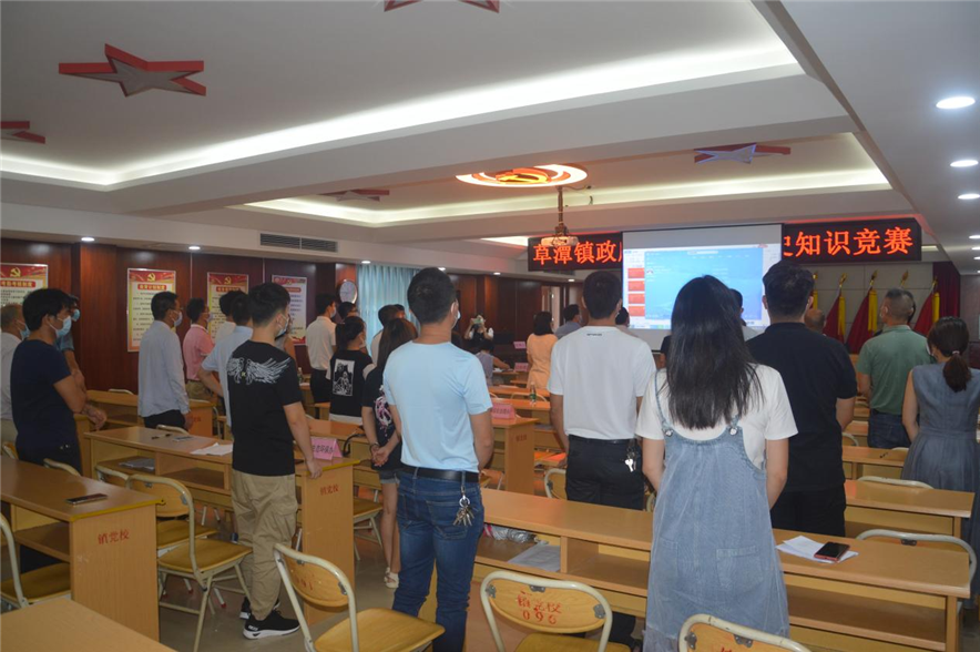 （各參賽隊(duì)伍起立合唱愛(ài)國(guó)歌曲《我的祖國(guó)》）.png