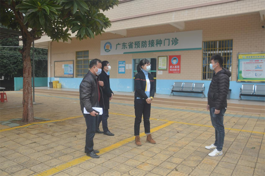 （陶媚聽取衛生院工作人員匯報工作）.png