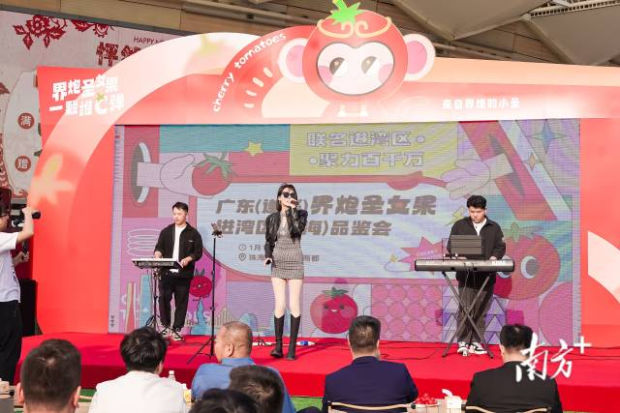 現(xiàn)場樂隊演奏，點燃熱烈氛圍。