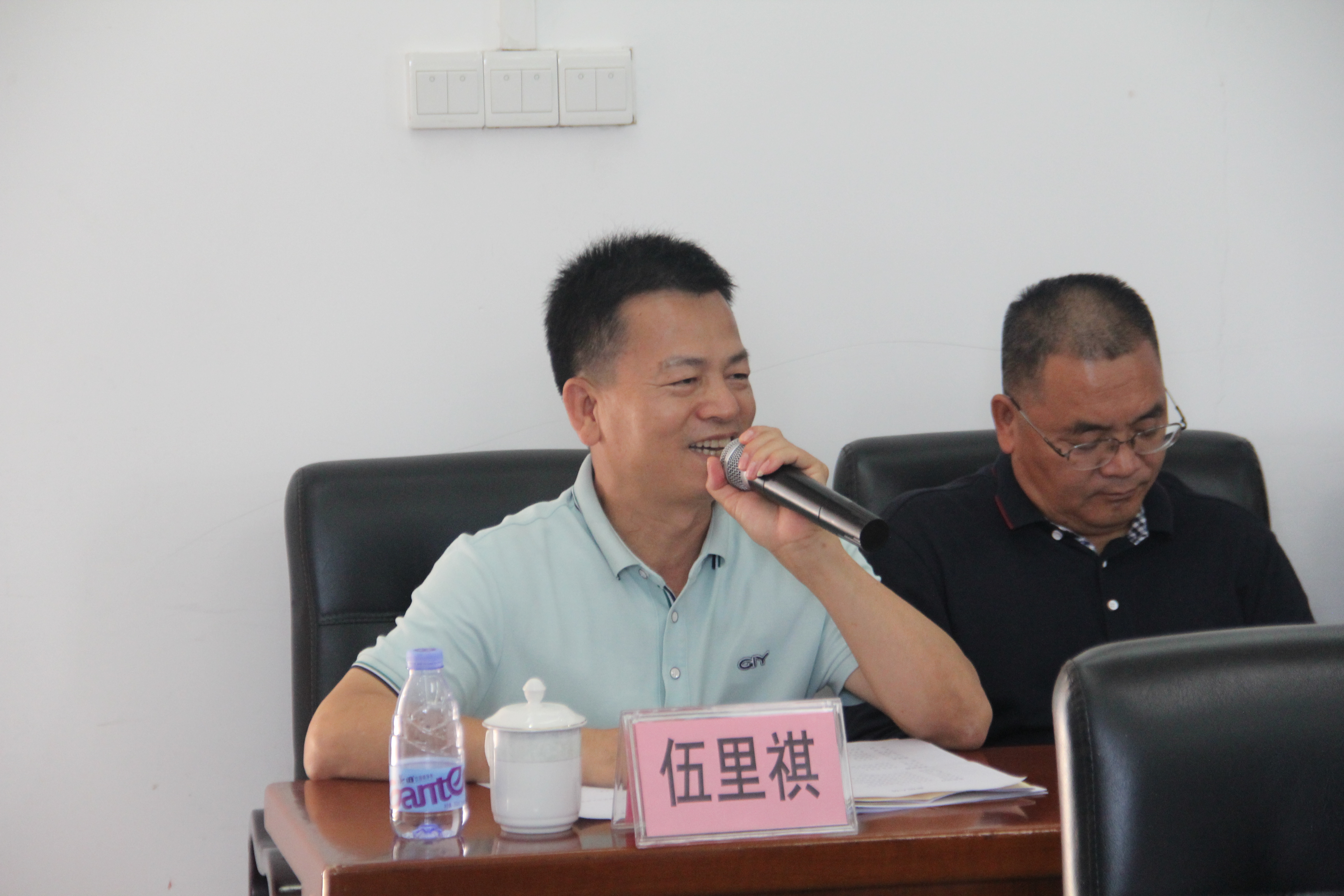 局長伍里祺在脫貧攻堅座談會上發(fā)言.JPG