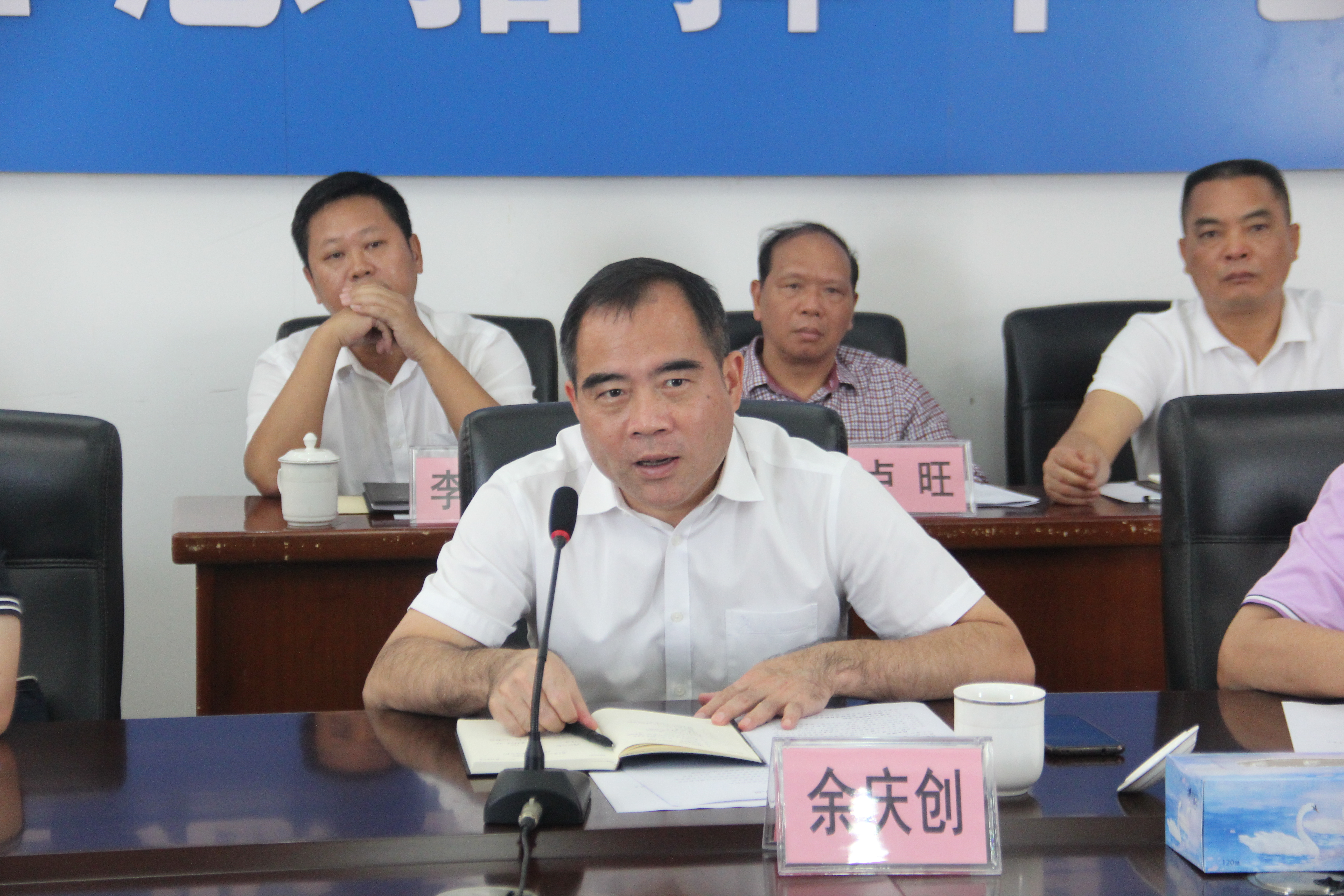 縣委書記余創(chuàng)慶在脫貧攻堅座談會上發(fā)言.JPG